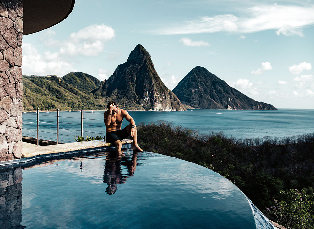 Выступ горы. Travel alone girl темы huawei. Путешественник в горах. Турист в горах на закате. Could travel.